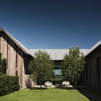 Inilah potret rumah Ashton Kutcher dan Mila Kunis yang bergaya rustic-modern dengan inspirasi lumbung pedesan. Rumah tersebut berdiri di atas lahan seluas 2,4 hektar. (Foto: Dok. Architectural Digest/Douglas Friedman)