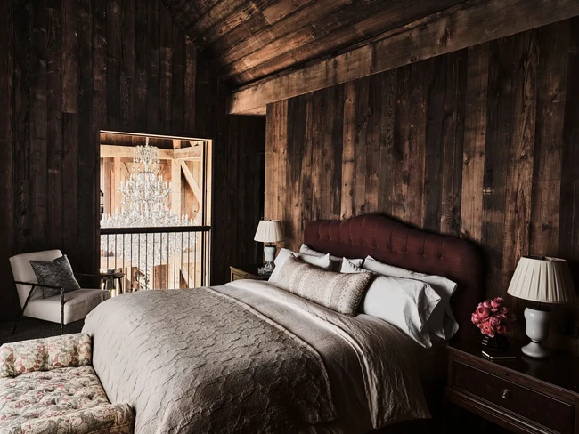 Kamar tidur memadukan unsur klasik dan rustic. (Foto: Dok. Architectural Digest/Douglas Friedman)