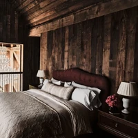 Kamar tidur memadukan unsur klasik dan rustic. (Foto: Dok. Architectural Digest/Douglas Friedman)