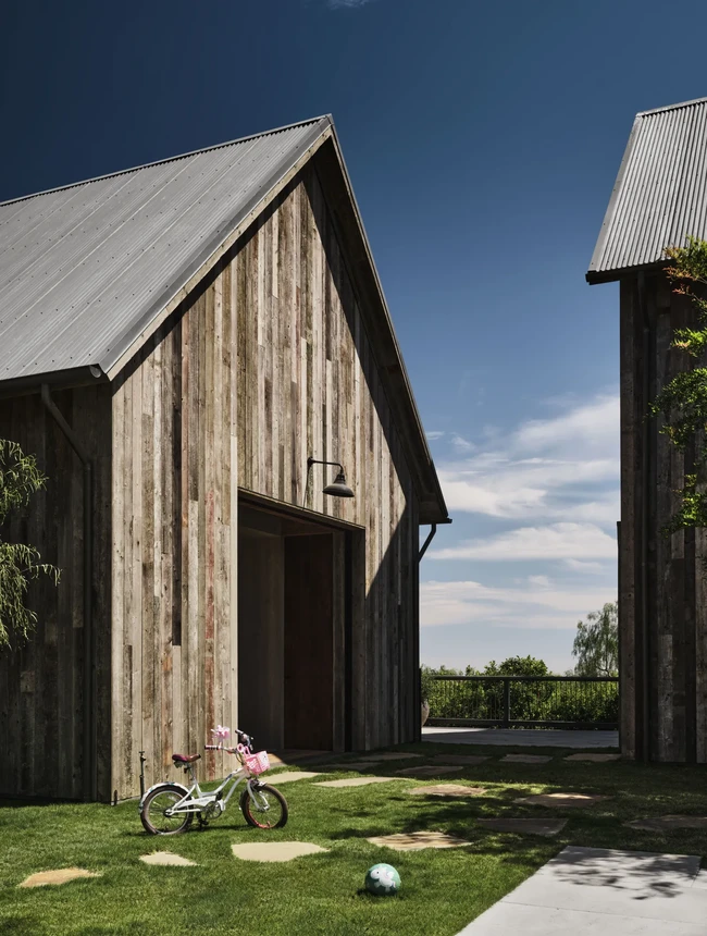 Kami ingin rumah ini terlihat seperti lumbung tua yang telah ada sejak lama, lalu diubah menjadi rumah. Namun, rumah tersebut harus tetap terasa modern dan relevan, kata Ashton Kutcher kepada Architectural Digest. (Foto: Dok. Architectural Digest/Douglas Friedman)