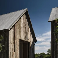 Kami ingin rumah ini terlihat seperti lumbung tua yang telah ada sejak lama, lalu diubah menjadi rumah. Namun, rumah tersebut harus tetap terasa modern dan relevan, kata Ashton Kutcher kepada Architectural Digest. (Foto: Dok. Architectural Digest/Douglas Friedman)