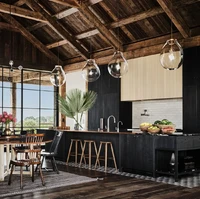 Rumah Ashton Kutcher dibuat tanpa plafon sehingga mengekspos kerangka kayu penopang genteng yang meninggalkan kesan megah. (Foto: Dok. Architectural Digest/Douglas Friedman)