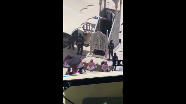 Screenshot video percobaan serangan terhadap khatib Salat Jumat di Masjidil Haram, Mekah (Saudi Gazette)