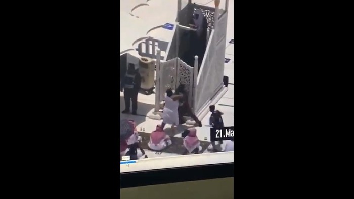 Screenshot video percobaan serangan terhadap khatib Salat Jumat di Masjidil Haram, Mekah (Saudi Gazette)