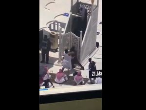 Kala Khatib Salat Jumat di Kota Suci Diserang Pria Bertongkat