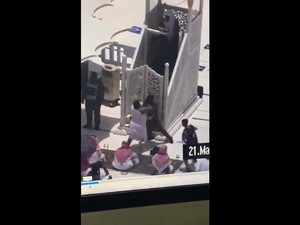 Kala Khatib Salat Jumat di Kota Suci Diserang Pria Bertongkat