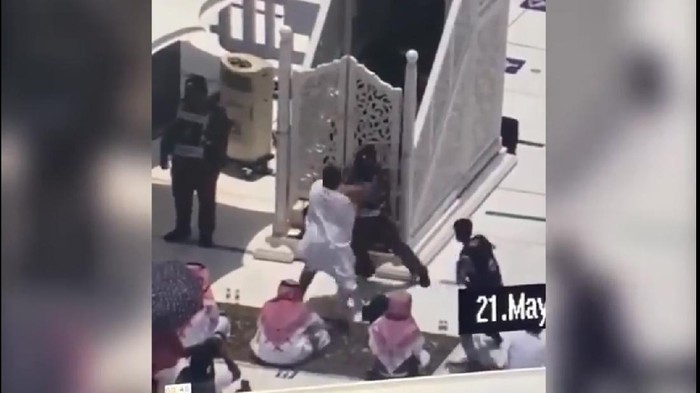 Screenshot video percobaan serangan terhadap khatib Salat Jumat di Masjidil Haram, Mekah (Facebook)