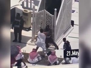 Petugas yang Tangkap Penyerang Khatib Masjidil Haram Dipuji Pahlawan