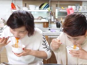 Seru Banget! Ibu-Ibu Korea Nyicip Seblak Buatan Hari Jisun
