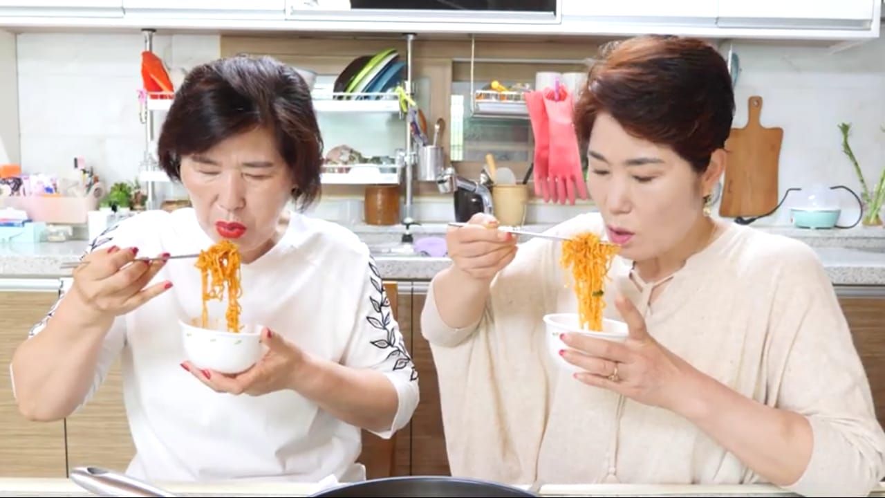 Seru Banget! Ibu-Ibu Korea Nyicip Seblak Buatan Hari Jisun