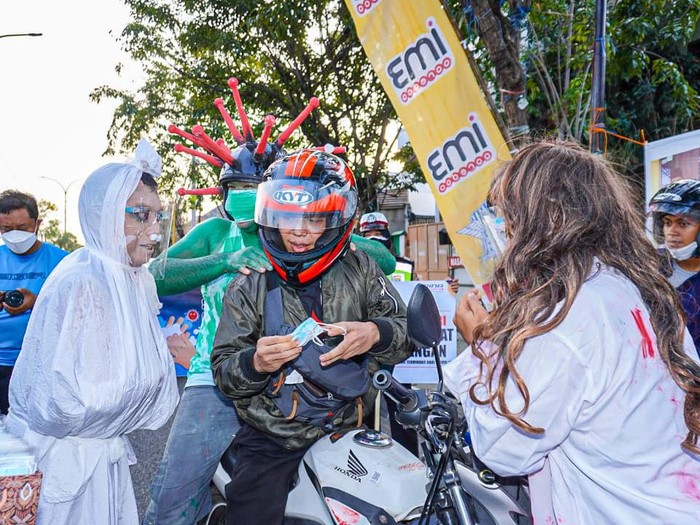 Polisi di Gresik terus melakukan sosialisasi ke masyarakat terkait bahaya COVID-19. Upaya itu dilakukan agar kasus COVID-19 di Gresik bisa terus ditekan.