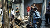 Kebakaran berhasil dipadamkan oleh warga dan pemilik rumah pukul 03.10 WIB. Meski api berhasil dipadamkan, tiga motor hangus dan sebagian rumah ikut terbakar.