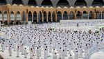 Suasana Salat Jumat Saat Khatib Masjidil Haram Diserang Pria Bertongkat