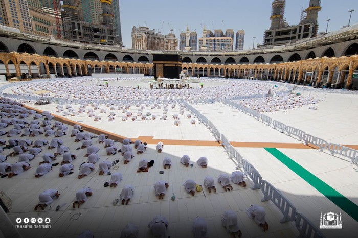 Suasana Salat Jumat Masjidil Haram 22 Mei 2021, saat peristiwa penyereangan Imam-Khatib Syekh Bandar Baleelah terjadi. (Foto: Twitter Haramain/@Haramaininfo)