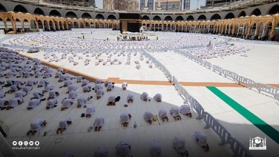 Suasana Salat Jumat Saat Khatib Masjidil Haram Diserang Pria Bertongkat