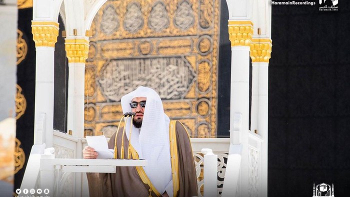 Suasana Salat Jumat Masjidil Haram 22 Mei 2021, saat peristiwa penyereangan Imam-Khatib Syekh Bandar Baleelah terjadi. (Foto: Twitter Haramain/@Haramaininfo)