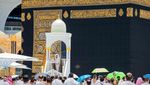 Suasana Salat Jumat Saat Khatib Masjidil Haram Diserang Pria Bertongkat