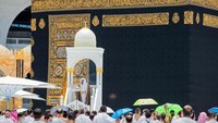 Dengan sigap, petugas keamanan langsung mengamankan pria yang menyerang Sang Khatib. (Foto: Twitter Haramain/@Haramaininfo)