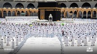 Para jemaah tidak merapatkan safnya di suasana Pandemi COVID-19 ini. Banyak para jemaah, termasuk aparat keamanan, mengenakan masker.(Foto: Twitter Haramain/@Haramaininfo)