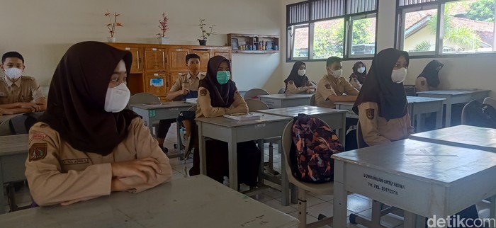 Suasana sekolah tatap muka di Banjarnegara. Usai libur Lebaran, tepatnya Selasa (18/5/2021), nyaris semua sekolah SD maupun SMP di Banjarnegara sekolah tatap muka. Pelaksanaan PTM digelar dengan menerapkan protokol kesehatan ketat.