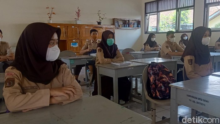 Suasana sekolah tatap muka di Banjarnegara. Usai libur Lebaran, tepatnya Selasa (18/5/2021), nyaris semua sekolah SD maupun SMP di Banjarnegara sekolah tatap muka. Pelaksanaan PTM digelar dengan menerapkan protokol kesehatan ketat.