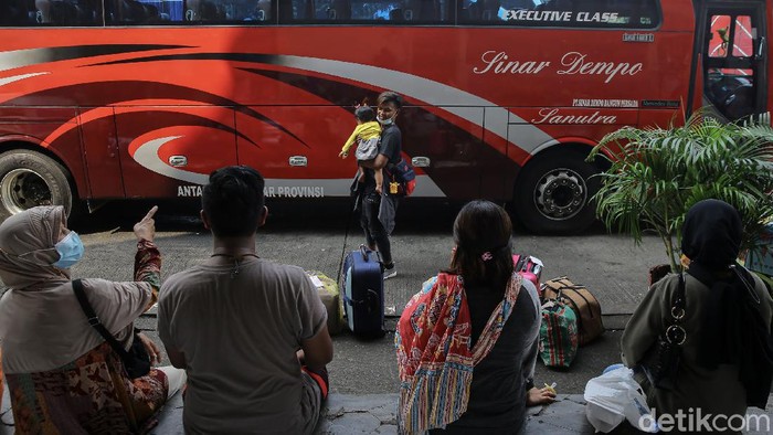 Suasana Terkini Terminal Kampung Rambutan 5 hari pascaberoperasi kembali usai larangan mudik, Terminal Kampung Rambutan masih ramai. Berikut foto-foto terkininya.