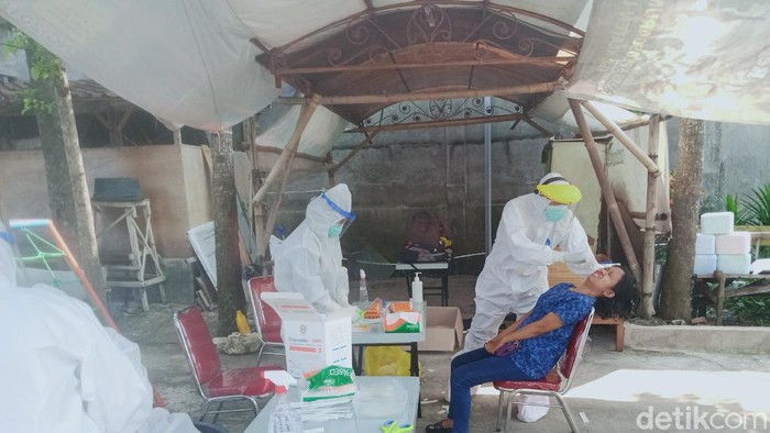 Suasana tes COVID-19 di Desa Sekarsuli Klaten yang kini jadi klaster