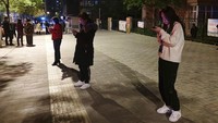 Seperti dilansir AFP, Sabtu (22/5/2021) Provinsi Qinghai di dataran tinggi Tibet dan provinsi Yunnan di barat daya China adalah daerah yang rawan gempa bumi. Kedua gempa itu getarannya dangkal, yang berarti umumnya menyebabkan lebih banyak kerusakan. Berdasarkan penuturan Survei Geologi Amerika Serikat (AS), gempa Yunnan, yang berkekuatan M 6,1 melanda pertama kali pada pukul 21.48 waktu setempat, Jumat (21/5), di dekat Kota Dali. Itu diikuti oleh setidaknya dua gempa susulan.