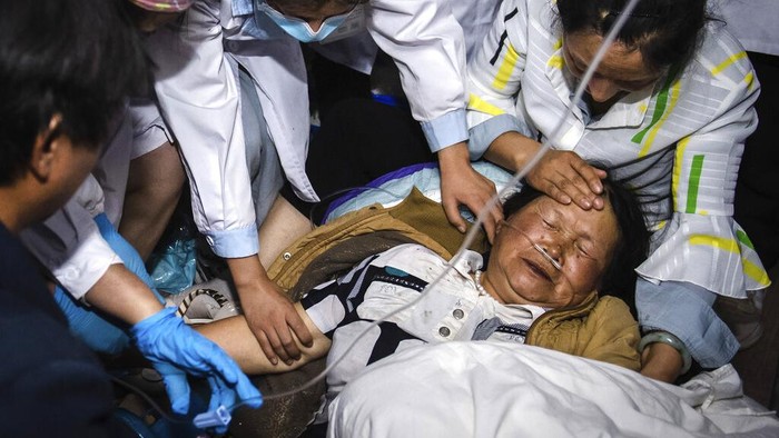 Tak Hanya Blitar, Gempa Kuat Juga Guncang China Tak hanya Blitar, serangkaian gempa bumi kuat mengguncang barat laut dan barat daya China. Bahkan, gempa terjadi selama dua kali dan menyebabkan 2 orang tewas.