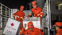 Kemudian beberapa jam kemudian, pada pukul 02.04 waktu setempat, lebih dari 1.200 kilometer jauhnya, gempa berkekuatan 7,3 M mengguncang Provinsi Qinghai yang berpenduduk jarang di China. Pemantau gempa mengatakan gempa tersebut mengikuti serangkaian gempa kecil kurang dari satu jam sebelumnya. China sering dilanda gempa bumi, terutama di daerah pegunungan di barat dan barat daya.