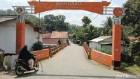 Sarno menjelaskan, Desa Penimbun sendiri berasal dari kata Tenimbun yang artinya timbunan atau tumpukan batu. Namun karena susah diucapkan, kata Tenimbun akhirnya berubah jadi Penimbun. Timbunan atau tumpukan bebatuan yang merupakan cikal bakal berdirinya desa itu pun hingga kini masih ada dan dikeramatkan oleh warga setempat.