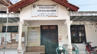 Konon, timbunan batu itu dikumpulkan dalam waktu semalam oleh seorang wali penyebar agama Islam yang saat itu akan membuat masjid sebagai tanda berdirinya desa tersebut. Namun karena saat itu warga masih banyak yang berjudi dan tidak bisa diingatkan, maka masjid itu urung dibuat.