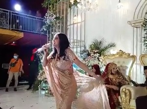 Buntut Panjang Goyang Panggung Dewi Perssik di Zona Merah Kudus
