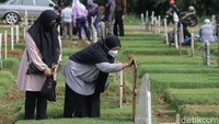 Pemprov DKI Jakarta sebelumnya menerbitkan surat edaran yang mengatur aktivitas masyarakat di taman, hutan kota, serta pemakaman umum selama masa libur Idul Fitri 1442 H pada 12-16 Mei 2021.