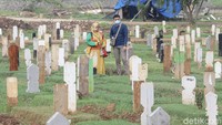 Salah satunya terkait peniadaan aktivitas ziarah di TPU Ibu Kota selama libur Lebaran.
