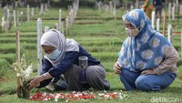 Kini tempat pemakaman umum (TPU) sudah kembali dibuka normal.