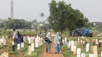 Masyarakat sudah bisa berziarah kubur kembali, namun tetap harus mematuhi protokol kesehatan yang ada.