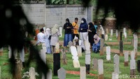 Sejumlah warga tampak melakukan ziarah ke makam keluarga mereka di TPU Bambu Apus khusus COVID-19, Jakarta, Sabtu (21/5/2021).