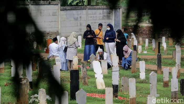 TPU Masih Ramai Didatangi Peziarah 6 hari usai pencabutan larangan ziarah selama Lebaran, sejumlah TPU masih ramai didatangi para peziarah. Salah satunya di TPU Bambu Apus, Jakarta.