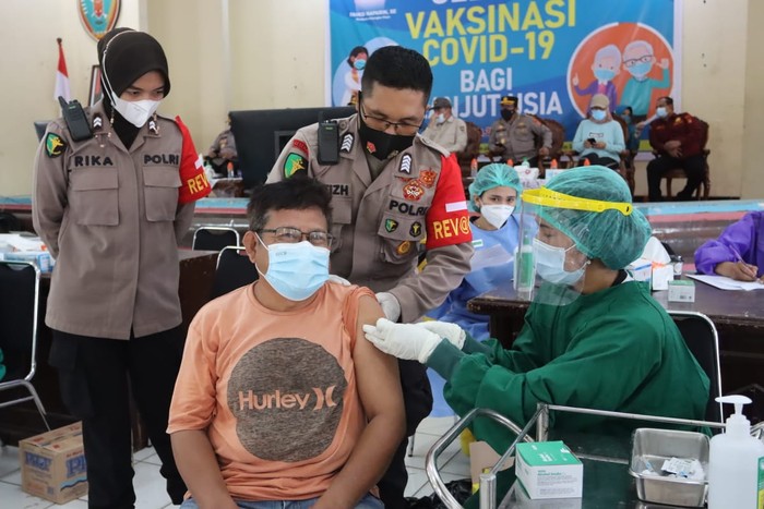 Pelaksanaan kegiatan gebyar vaksinasi massal COVID-19 bagi puluhan ribu warga lanjut usia (lansia) berlangsung di Gedung Pertemuan Umum, Plampang Tarung, Palangka Raya pagi tadi. Hal itu diharapkan dapat menekan penyebaran COVID-19 di wilayah Kalimantan Tengah.