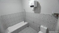 Fasilitasnya terhitung lengkap. Kamar mandinya ada bathtube dan water heater. Kebersihan selalu terjaga di sini. (Bima Bagaskara/detikTravel)