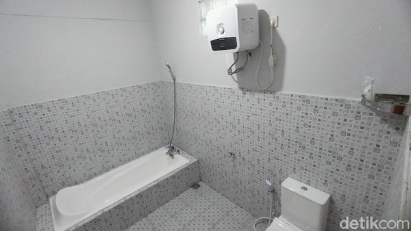 Fasilitasnya terhitung lengkap. Kamar mandinya ada bathtube dan water heater. Kebersihan selalu terjaga di sini. (Bima Bagaskara/detikTravel) Fasilitasnya terhitung lengkap. Kamar mandinya ada bathtube dan water heater. Kebersihan selalu terjaga di sini. (Bima Bagaskara/detikTravel)