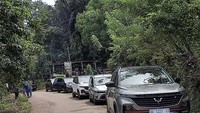 Foto: Hasil ganti rugi lahan tersebut kemudian banyak digunakan warga untuk memborong kendaraan. Disebut ada ratusan unit motor dan puluhan unit mobil berbagai merek yang langsung diborong warga tak lama setelah uang ganti rugi lahan mereka terima. (Hermawan Mappiwali/detikcom) 