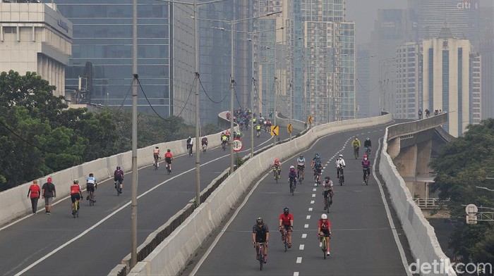 Ada Uji Coba Road Bike, JLNT Kp Melayu-Tanah Abang Ramai Pesepeda JLNT Kampung Melayu-Tanah Abang diuji coba sebagai lintasan road bike mulai hari ini. Sejumlah pesepeda pun ramai-ramai datang untuk bersepeda di jalur tersebut