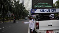 Pesepeda yang menjajal road bike ini mayoritas muda mudi yang datang bergerombol. Puluhan petugas gabungan terdiri dari Dinas Perhubungan, Satpol PP dan Kepolisian tersebar sekitar lokasi.