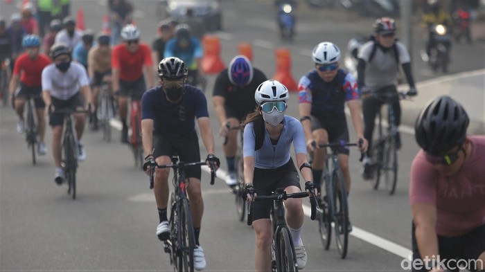 Ada Uji Coba Road Bike, JLNT Kp Melayu-Tanah Abang Ramai Pesepeda JLNT Kampung Melayu-Tanah Abang diuji coba sebagai lintasan road bike mulai hari ini. Sejumlah pesepeda pun ramai-ramai datang untuk bersepeda di jalur tersebut