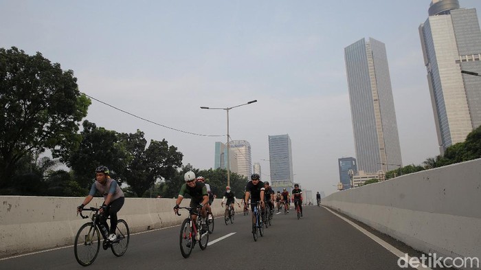 JLNT Kampung Melayu-Tanah Abang diuji coba sebagai lintasan road bike mulai hari ini. Sejumlah pesepeda pun ramai-ramai datang untuk bersepeda di jalur tersebut