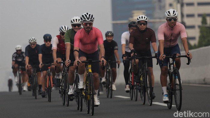 JLNT Kampung Melayu-Tanah Abang diuji coba sebagai lintasan road bike mulai hari ini. Sejumlah pesepeda pun ramai-ramai datang untuk bersepeda di jalur tersebut