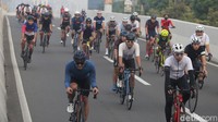 Sejumlah pesepeda melintasi Jalan Layang Non Tol (JLNT) Kampung Melayu-Tanah Abang, Jakarta, Minggu (23/5/2021). 
