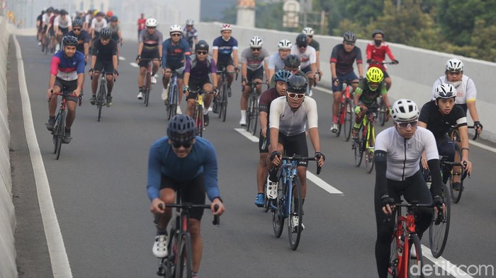 JLNT Kampung Melayu-Tanah Abang diuji coba sebagai lintasan road bike mulai hari ini. Sejumlah pesepeda pun ramai-ramai datang untuk bersepeda di jalur tersebut